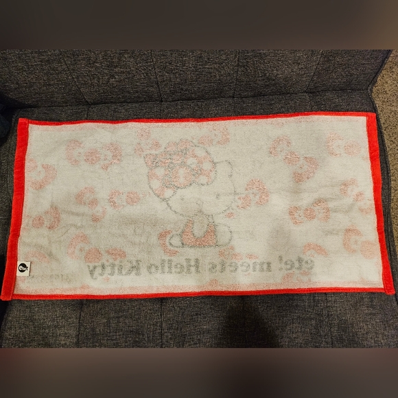 2 pcs of Sanrio Hello Kitty Hand Towel (different sizes & styles) - Picture 2 of 5